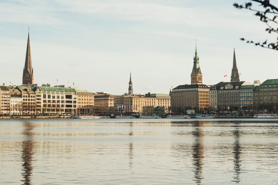 Blick über die Binnenalster auf das Hamburger Rathaus